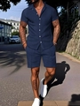 Détail d'un ensemble bleu marine pour homme avec texture géométrique et chemise boutonnée - S / Bleu marine