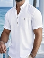Dettaglio della camicia Henley bianca con piccolo colletto alla coreana e bottoni neri sul taschino - S / Bianco