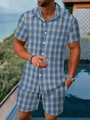 Dettaglio ravvicinato del set estivo da uomo a quadretti blu con camicia e pantaloncini coulisse - S / Azzurro