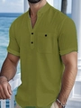 Dettagli della camicia in lino verde oliva con collo Henley e taschino sul petto - S / Verde
