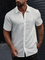 Dettaglio camicia bianca da uomo a maniche corte con ricamo geometrico traforato e bottoni - S / Bianco