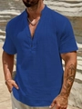 Detail eines dunkelblauen Baumwoll-Kurzarmhemds für Herren mit Textur und Henley-Kragen - S / Blau