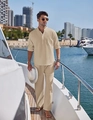 Détail de la chemise en lin beige pour hommes sur un yacht avec vue sur le port bleu - S / Haut Et Bas / Blanc Cassé