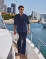 Completo uomo con camicia Henley e pantaloni in lino blu navy su un ponte di una barca - S / Blu navy