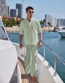 Détail d'un ensemble chemise Henley et pantalon en lin vert clair sur un bateau - S / Haut Et Bas / Vert clair