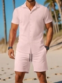 Détails du tissu texturé à chevrons sur cet ensemble chemise et short rose pour hommes - S / Rose