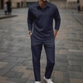 Dettaglio del set polo blu scuro che mostra la trama in maglia strutturata a V - S / Blu navy