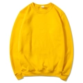 Detailansicht von Rundhalsausschnitt und Rippbündchen am gelben Oversize-Sweatshirt - S / Oberteile / Gelb