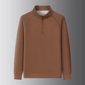 Detalle de sudadera marrón con media cremallera con textura acanalada y cuello alto - M / café