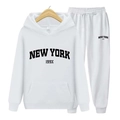 Détail d'un survêtement blanc en coton avec inscription New York 199X sur le sweat à capuche - S / Blanc (Étiquette Noire)