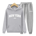 Détail de l'imprimé New York 199X sur l'ensemble gris sweat à capuche et jogging - S / Gris Clair (Étiquette Blanche)