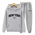 Ensemble sweat à capuche et jogging gris New York pour hommes et femmes sur fond blanc - S / Gris Clair (Étiquette Noire)