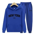 Détail d'un ensemble à capuche bleu avec lettrage NEW YORK et étiquette de taille M - S / Bleu (Étiquette Noire)