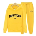 Détail du survêtement jaune New York avec lettrage noir et finitions aux poignets côtelés - S / Jaune (Étiquette Noire)