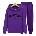Vue détaillée de l'ensemble sweat à capuche et pantalon violet avec inscription New York - S / Violet (Étiquette noire)