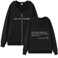 Detailansicht des schwarzen Zip-Hoodies mit weißem Motivations-Text und Kängurutaschen - S / Schwarz