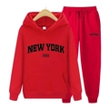 Détail de l'ensemble sweat à capuche rouge avec imprimé New York 199X sur un cintre - S / Rouge (Logo Noir)