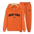 Détail de l'ensemble sweat à capuche orange New York et pantalon avec imprimé 199X - S / Orange (Étiquette noire)