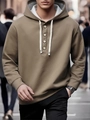 Detail eines khakifarbenen Herren-Hoodies mit Holzknöpfen und grauem Kapuzenfutter - S / Kaffeebraun