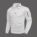 Detail eines weißen Waffel-Poloshirts mit orangefarbener Reißverschlusstasche und Besatz - S / Weiß