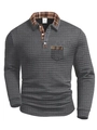 Detail der Waffelstruktur und Karomuster-Patchwork an einem Herren-Poloshirt - S / Grau