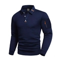 Detailansicht der Waffelstruktur und Ärmeltasche mit orangem Reißverschluss am Poloshirt - S / Marineblau