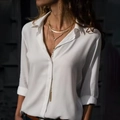 Elegante weiße Damen-Langarmbluse mit mehrlagiger Goldhalskette im modischen Detail - S / Weiß