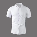 Camicia da uomo bianca a maniche corte slim fit con colletto classico su fondo grigio - S / Bianco