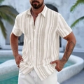 Dettaglio camicia da uomo a maniche corte a righe beige con bottoni per uno stile casual estivo - S / Righe Verticali Beige