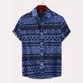 Close-up van de kraag van het shirt met korte mouwen met blauw etnisch patroon en knopen - S / Blauw