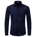 Camicia da uomo blu scuro slim fit per business formale a maniche lunghe su sfondo bianco - S / Blu navy