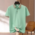 Détail du col d'un polo vert menthe avec bordure beige et tissu extensible - S / Vert