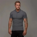Dettaglio polo grigia slim fit con colletto classico a tre bottoni e tessuto con trama fine - Taglia S / Grigio scuro