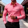 Camicia da uomo rosa slim fit a maniche lunghe con stampa Los Angeles in ambiente urbano - S / Rosa