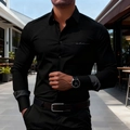 Camicia nera slim fit a maniche lunghe da uomo con ricamo della firma sul petto - S / Nero