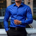 Détail de la chemise bleu roi avec motif floral géométrique et boutons noirs élégants - S / Bleu