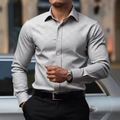 Détail de la chemise grise ajustée avec motif de grille subtil et ceinture à boucle argentée - S / Gris clair