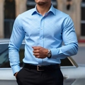 Détail d'une chemise homme bleu clair avec motif géométrique et coupe ajustée - S / Bleu Ciel