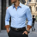 Détail de la chemise ajustée bleu clair avec tissu contrasté marron au col et aux poignets - S / Bleu ciel