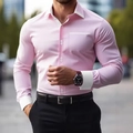 Detail eines schmal geschnittenen Herrenhemdes in Rosa mit weißem Kontrastkragen und Manschetten - S / Hellrosa