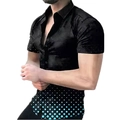Dettaglio del motivo a pois sfumati blu su camicia nera slim-fit con finitura lucida - S / Stile Pois Sfumato Teal (CSDX-10)