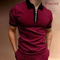 Detalle de polo granate con cuello negro de canalé y tapeta con cremallera parcial - Burdeos