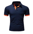 Detalle de polo azul marino con bordes naranjas en contraste en el cuello y las mangas - M / Marino/Naranja