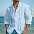 Detail des hellblauen Leinenhemdes mit marineblauen Streifen am sonnigen Strand - 3XL / Hellblau Hohlblumen-Stil