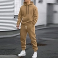 Survêtement homme camel avec sweat à capuche et pantalon de jogging dans un décor de rue - S / Haut Et Bas / Khaki