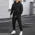 Detail eines schwarzen Herren-Sportanzugs mit Kapuzenpullover und Kängurutasche - S / Schwarz