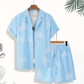 Détail de l'ensemble d'été bleu ciel avec imprimé palmier tropical sur chemise et short - S / Cocotier Bleu Clair