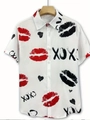 Détail de chemise pour hommes avec imprimés lèvres rouges et motifs XOXO sur tissu blanc - S / Hauts / Imprimé lèvres et cœurs blancs (HD-DS-381)