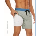 Short de plage 2-en-1 gris-vert pour homme avec poche de téléphone cachée sur la doublure - XS / Vert Gris
