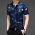 Dettaglio camicia a maniche corte blu navy con stampa floreale di bambù e taschino - S / Tops / Stampa Foglie di Bambù Blu Notte (HD-DS905)